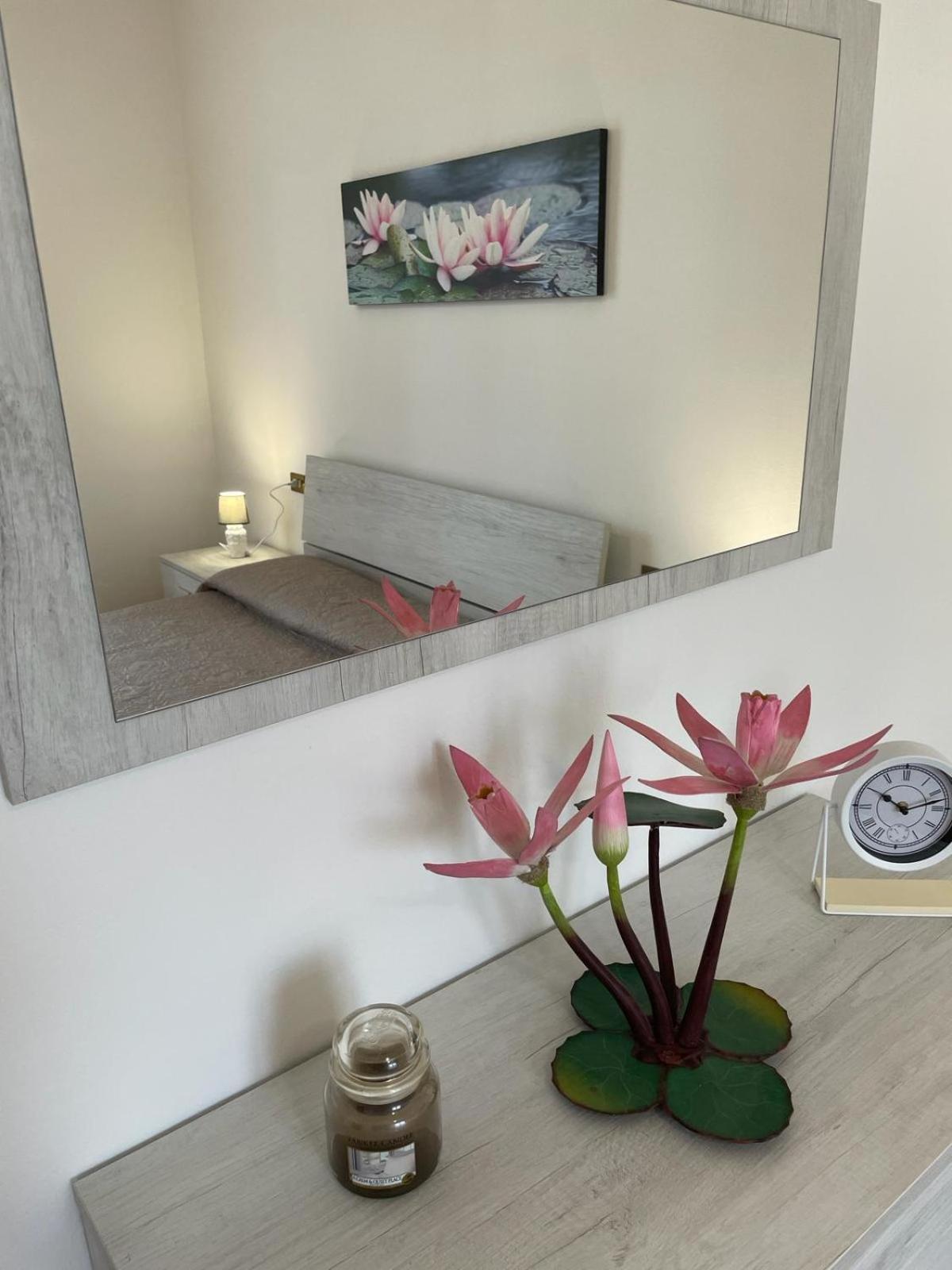 Water Lily Apartment Bardello Exterior foto